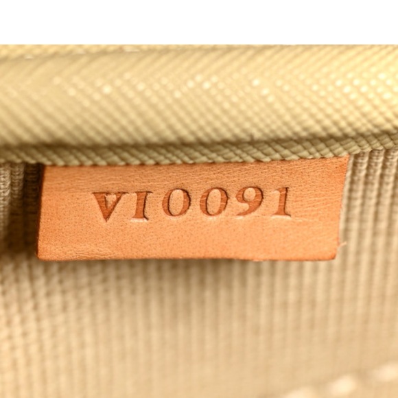 LOUIS VUITTON
Monogram Alize 24 Heures Luggage - Picture 11 of 12